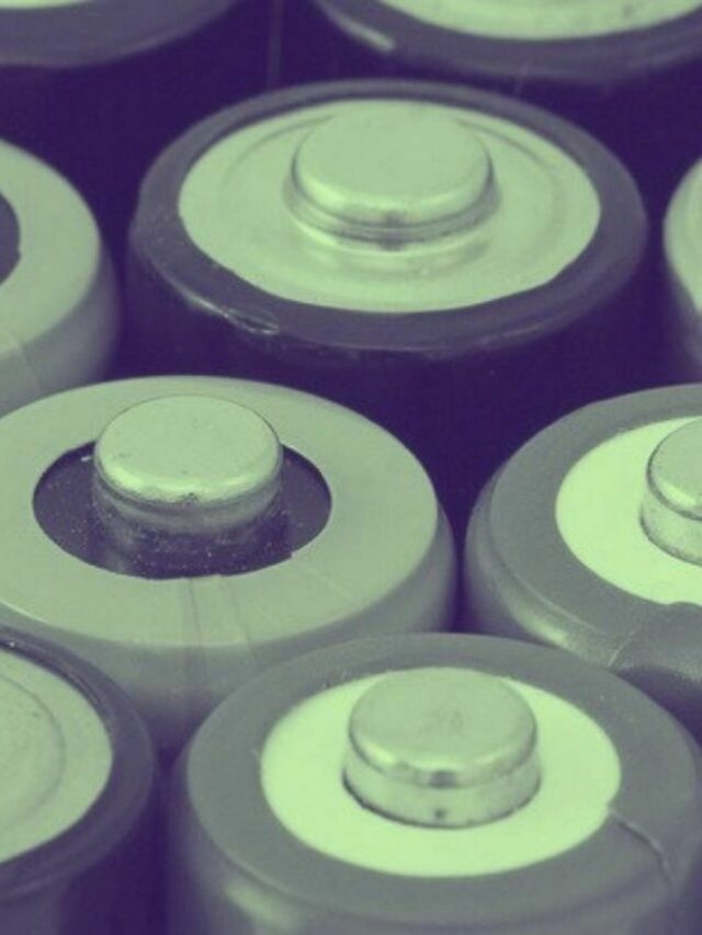 5 Reasons Why Should You Use Solar Batteries instead of Regular